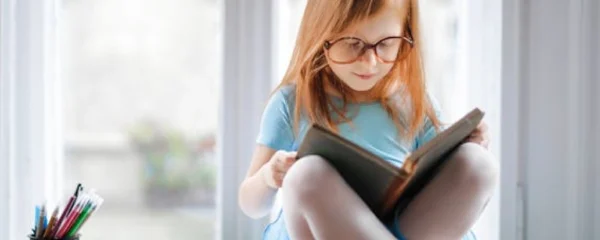 petite fille lisant un livre